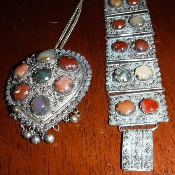 Agate Stones in a Vintage Necklace and Pendent on a silver tone setting - Picture 13 of 16
